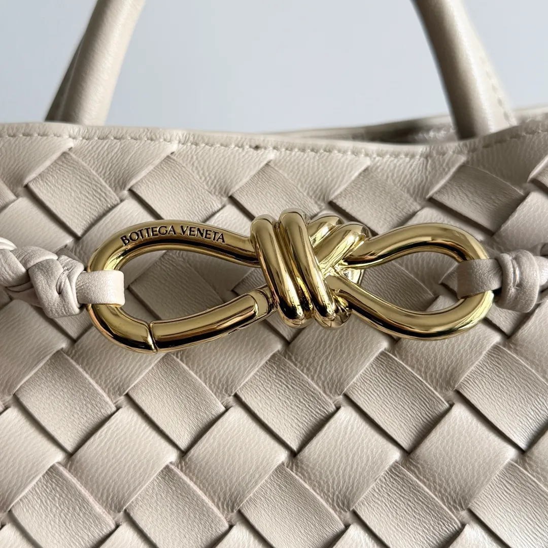 The 2023 new Andiamo batch of 1860 BV has been shipped‼ ️Really popular🔥The new Andiamo woven handbag launched by Bottega Veneta this season is really popular all over the world! ! Celebrities at home and abroad have worn it, and Oscar-winning actress Michelle Yeoh has taken it out on the street. Song Jia, Trai Yara, Yu Feihong, Sanji Ayaka, Rosie Hunting-Whiteley, Yoshioka Riho, etc. have all picked up this bag. It is classic and versatile, showing off its temperament, and the bag capacity is also large, which is very convenient for daily commuting! ! A variety of carrying methods, the shoulder straps can be adjusted by yourself, the original lambskin feels soft and delicate, and the unisex style breaks gender boundaries and brings a more practical and longer-lasting use experience. Andiamo, which has both elegant and casual styles, perfectly interprets the true appearance of "fashionable old money style". Style number: 743568 Size: 25*22*10.5cm
